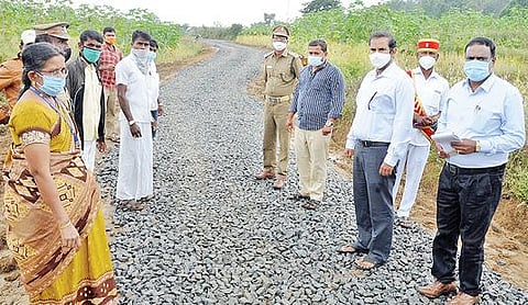 கிருஷ்ணகிரி மாவட்டம் ஏக்கல்நத்தம் மலைக்கிராமத்துக்கு ரூ.2.50 கோடி மதிப்பில் புதிய தார் சாலை அமைக்கும் பணியை ஆட்சியர் ஜெயசந்திர பானு ரெட்டி ஆய்வு செய்தார்.