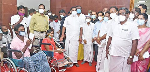 சேலம் அஸ்தம்பட்டி ஆய்வு மாளிகையில் நடந்த மாவட்ட வளர்ச்சி பணிகள் தொடர்பான ஆலோசனைக் கூட்டத்தின்போது சக்கர நாற்காலி வேண்டி மனு அளித்த இரு மாற்றுத்திறனாளிகளுக்கு முதல்வர் பழனிசாமி, உடனடியாக சக்கர நாற்காலிகளை வழங்கினார். அருகில் ஆட்சியர் ராமன், மாநில வளர்ச்சிக் கொள்கை குழு துணைத் தலைவர் பொன்னையன், எம்எல்ஏ-க்கள் உள்ளிட்டோர்.