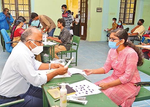மதுரை அரசு மருத்துவக் கல்லூரியில் நடைபெற்ற முதலாம் ஆண்டு எம்பிபிஎஸ் படிப்புக்கான மாணவ, மாணவியர் சேர்க்கை. படம்:எஸ். கிருஷ்ணமூர்த்தி