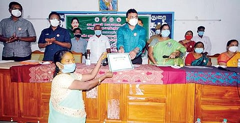 கீராப்பாளையம் ஒன்றியத்தில் நடந்த கருத்தரங்கில் கலந்து கொண்ட ஊராட்சி மன்ற தலைவர்களுக்கு மாவட்ட ஆட்சியர் சந்திரசேகர் சாகமூரி சான்றிதழ் வழங்கினார்.