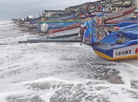 மரக்காணம் அருகே எக்கியர்குப்பம் மீனவர் கிராமத்தில், ஆக்ரோஷமாக கடல் அலைகள் தாக்குவதால் கரையில் நிறுத்தப்பட்டுள்ள படகுகள் சேதம் அடைந்துள்ளன.