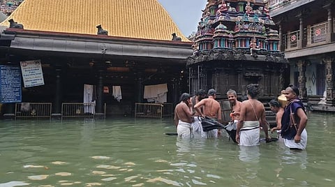 சிதம்பரம் நடராஜர் கோயில் நடராஜர் வீற்றிருக்கும் சித்சபை பகுதியில் இடுப்பளவு மழைநீர் சூழ்ந்துள்ளது.