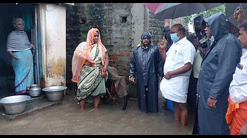 சிதம்பரம் அண்ணாமலை நகர் வெள்ள குளம் பகுதியில் மழை தண்ணீர் சூழ்ந்துள்ள குடியிருப்புகளில் உள்ள பொதுமக்களுக்கு எம்எல்ஏ பாண்டியன் ஆறுதல் கூறினார்.