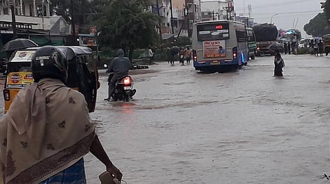 வடலூர் அருகே ரயில்வே கிராஸிங் அருகே சாலையில் தேங்கி நிற்கும் மழைநீரால் ஏற்பட்ட போக்குவரத்து நெரிசல்.