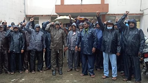 காரைக்கால் மின்துறை தலைமை அலுவலகம் முன்பு ஆர்ப்பாட்டத்தில் ஈடுபட்ட மின்துறை ஊழியர்கள்.