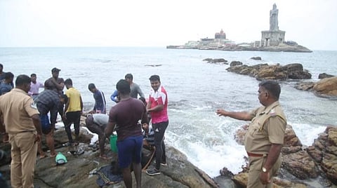 கன்னியாகுமரி கடல் அதிகமாக உள்வாங்கியதால் பரபரப்பு: பாறைகளில் ஒட்டியிருந்த கடல் குச்சிகளை எடுக்க இறங்கிய மீனவர்களை போலீஸார் எச்சரித்து அனுப்பினர்