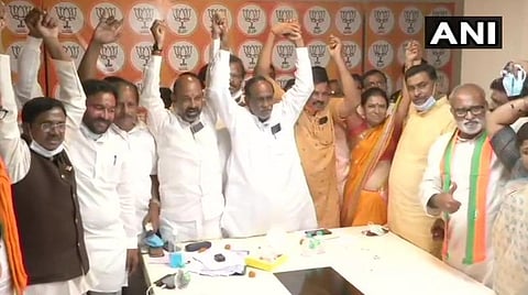 வெற்றியை கொண்டாடும் பாஜக தலைவர்கள்