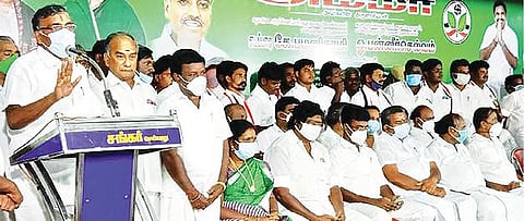 செய்யாறில் நடைபெற்ற அதிமுக நிர்வாகிகள் ஆலோசனைக் கூட்டத்தில் பேசும் உயர் கல்வித் துறை அமைச்சர் கே.பி.அன்பழகன்.