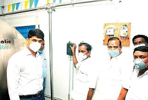 திருவண்ணாமலை அடுத்த சு.பாப்பாம்பாடி கிராமத்தில் தொகுப்பு பால் குளிர்விப்பு மையத்தை திறந்து வைத்த அமைச்சர் சேவூர் எஸ்.ராமச்சந்திரன். அருகில், ஆவின் தலைவர் அக்ரி எஸ்.எஸ்.கிருஷ்ணமூர்த்தி உள்ளிட்டோர்.