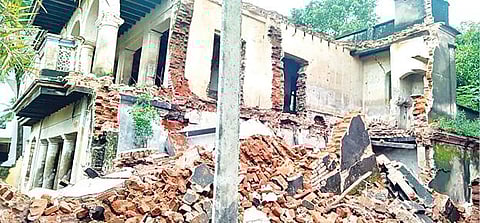 போளூரில் கன மழைக்கு நேற்று பிற்பகல் இடிந்து விழுந்த பாழடைந்த கட்டிடம்.