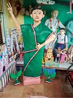 பனைத் தொழிலாளி பால்பாண்டி பனை ஓலையால் உருவாக்கியுள்ள ஜெயலலிதா உருவம்.