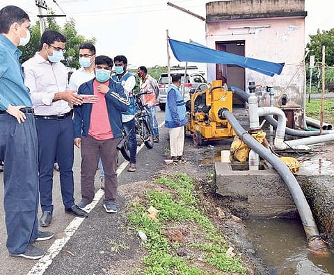 தூத்துக்குடி தபால் தந்தி காலனி பகுதியில் மழைநீரை ராட்சத மோட்டார் மூலம் வெளியேற்றும் பணிகளை மாவட்ட சிறப்பு கண்காணிப்பு அதிகாரி குமார் ஜெயந்த் பார்வையிட்டார். உடன் ஆட்சியர் கி.செந்தில் ராஜ், மாநகராட்சி ஆணையர் வீ.ப.ஜெயசீலன் உள்ளிட்ட அதிகாரிகள். படங்கள்: என்.ராஜேஷ்