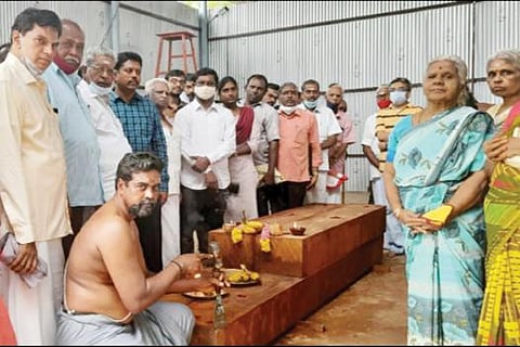 பாளையங்கோட்டை வேதநாராயணர் அழகிய மன்னார் ராஜகோபால சுவாமி திருக்கோயில் புதிய திருத்தேர் திருப்பணி தொடங்கியது. படம்: மு.லெட்சுமி அருண்