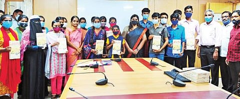 தருமபுரி மாவட்ட அரசுப் பள்ளிகளில் பயின்று, உள் ஒதுக்கீடு மூலம் மருத்துவப் படிப்பில் சேர்ந்துள்ள மாணவர்களுடன் மாவட்ட ஆட்சியர் கார்த்திகா. அடுத்த படம் : நாமக்கல்லில் நடந்த நிகழ்ச்சியில் மருத்துவப் படிப்பில் சேர்ந்த நாமக்கல் மாவட்ட அரசுப் பள்ளி மாணவர்களுக்கு அமைச்சர்கள் தங்கமணி, சரோஜா ஆகியோர் வாழ்த்து தெரிவித்தனர்.