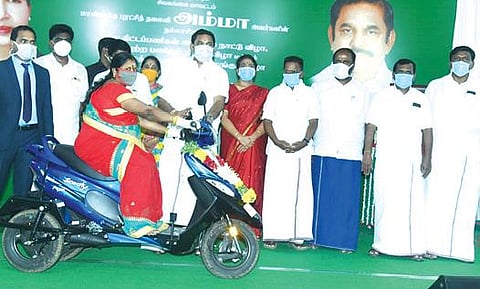 சிவகங்கையில் நடந்த நிகழ்ச்சியில் மாற்றுத் திறனாளி பெண்ணுக்கு மூன்று சக்கர வாகனம் வழங்கிய முதல்வர் கே.பழனிசாமி அருகில் அமைச்சர்கள் ஆர்.பி.உதயகுமார், விஜயபாஸ்கர், ஜி.பாஸ்கரன், ஆட்சியர் மதுசூதன் ரெட்டி, முன்னாள் எம்.பி. பிஆர்.செந்தில்நாதன்.