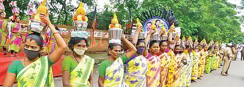 மதுரை ஆட்சியர் அலுவலக வளாகத்தில் நடைபெற்ற விழாவில் நலத்திட்ட உதவிகளை வழங்கினார் முதல்வர் கே.பழனிசாமி. உடன், துணை முதல்வர் ஓ.பன்னீர்செல்வம், அமைச்சர்கள் எஸ்பி. வேலுமணி, செல்லூர் கே ராஜூ, ஆர்.பி.உதயகுமார், மக்களவை உறுப்பினர் வெங்கடேசன் மற்றும் எம்எல்ஏக்கள். படங்கள்: எஸ். கிருஷ்ணமூர்த்தி