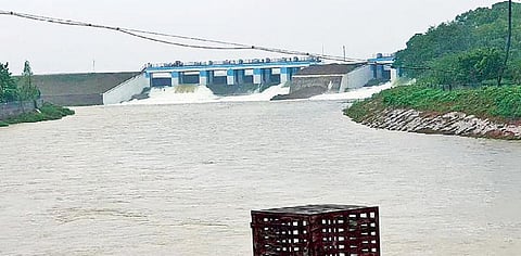 கனமழையால் நீர் வரத்து அதிகரித்துள்ள சூழலில் வீராணம் ஏரியின் பிராதன வடிகால் மதகான வெள்ளியங்கால் ஓடை திறக்கப்பட்டு, ஏரி நீர் வெளியேற்றப்படுகிறது.