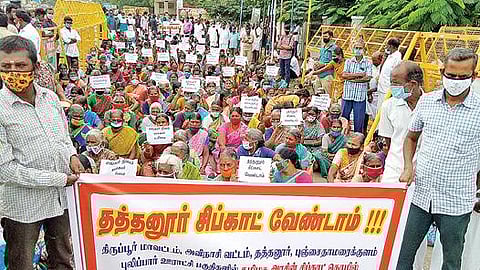 அவிநாசி பகுதியில் தொழில் பூங்கா அமைக்க எதிர்ப்பு தெரிவித்து, திருப்பூர் ஆட்சியர் அலுவலகம் முன்பு நேற்று காத்திருப்பு போராட்டத்தில் ஈடுபட்ட பல்வேறு கிராம மக்கள். படம்: இரா.கார்த்திகேயன்.