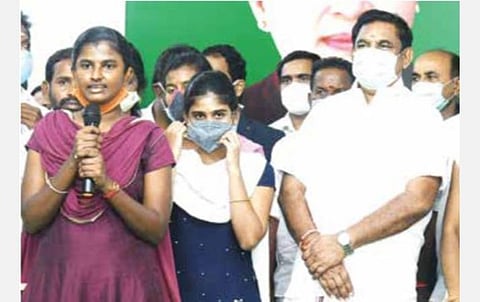 சிவகங்கை மாவட்ட ஆட்சித் தலைவர் அலுவலகத்தில் நேற்று நடைபெற்ற நிகழ்ச்சியில், 7.5 சதவீத உள் ஒதுக்கீட்டில் மருத்துவப் படிப்பு சேர்க்கைக்கான ஆணை பெற்ற அரசுப் பள்ளி மாணவிகள் சின்னநம்பி மற்றும் அமிர்தம் ஆகியோர் முதல்வர் பழனிசாமியை சந்தித்து நன்றி தெரிவித்தனர்.