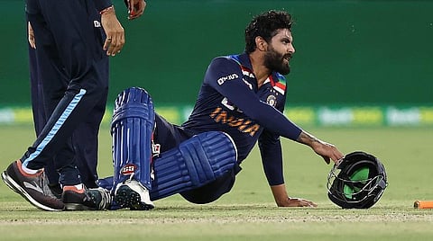 ஹெல்மெட்டில் பந்து பட்டவுடன் சரிந்து அமர்ந்த ஜடேஜா : படம் உதவி ட்விட்டர்