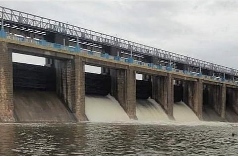 திண்டிவனம் அருகே வீடூர் அணையின் உபரி நீர் திறந்து விடப்பட்டுள்ளது.