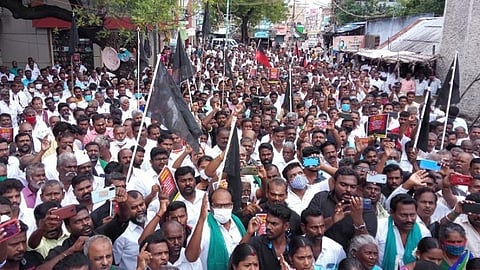 டெல்லியில் போராடும் விவசாயிகளுக்கு ஆதரவாக விருதுநகரில் திமுகவினர் கருப்புக்கொடி ஏந்தி ஆர்ப்பாட்டம்