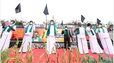 விவசாயிகள் போராட்டத்துக்கு ஆதரவு; தமிழகம் முழுவதும் திமுக கருப்புக்கொடி போராட்டம்: சேலத்தில் ஸ்டாலின் பங்கேற்பு