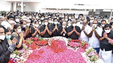 ஜெயலலிதா நினைவிடத்தில் மரியாதை