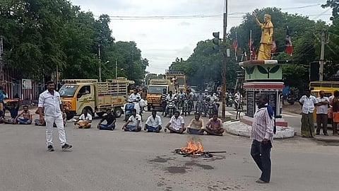 முதல்வர் உருவ பொம்மை எரித்து சாலை மறியல்: விருதுநகரில் அதிமுகவினர் கல் வீசியதால் பரபரப்பு