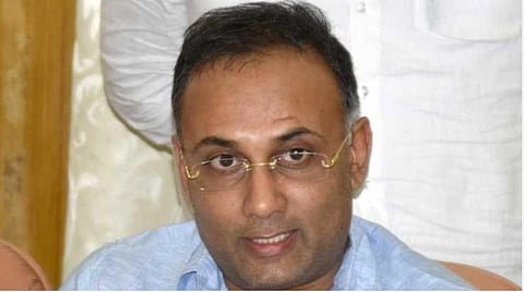 தினேஷ் குண்டு ராவ்.