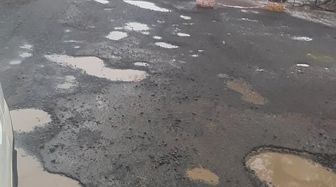 கனமழையால் குண்டும் குழியுமாக மாறி பல்லாங்குழி போன்று காட்சியளிக்கும் பரங்கிப்பேட்டை-விருத்தாசலம் சாலை