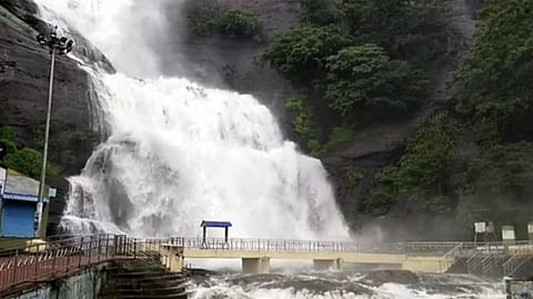 கருப்பாநதி அணையில் 70 மி.மீ. மழை: குற்றாலம் அருவிகளில் வெள்ளப்பெருக்கு