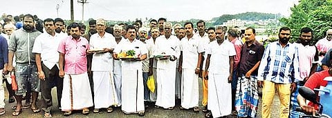 தேவிகாபுரம் அருகே ஏரி நிரம்பியதால் சீர் வரிசையுடன் சென்று வரவேற்ற கிராம மக்கள் மற்றும் விவசாயிகள்.