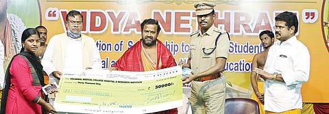 வேலூர் அடுத்த புரம் நாராயணி பீடம் சார்பில் ‘வித்யா நேத்ரம்’ திட்டத்தின் கீழ் உயர்கல்வி படிக்கும் மாணவ, மாணவிகளுக்கான கல்வி உதவித்தொகை வழங்கிய மத்திய எஃகு துறை இணை அமைச்சர் பஹான்சிங் குலஸ்தே. அருகில், சக்தி அம்மா, மாவட்ட காவல் கண்காணிப்பாளர் செல்வகுமார் உள்ளிட்டோர்.