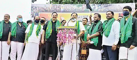 வேலூர் அண்ணா கலையரங்கம் அருகே நேற்று திமுக சார்பில் நடைபெற்ற ஆர்ப்பாட்டத்தில் பேசும் திமுக மத்திய மாவட்டச் செயலாளரும் எம்எல்ஏவுமான ஏ.பி.நந்தகுமார். அடுத்தபடம்: இந்த ஆர்ப்பாட்டத்தால் அண்ணா சாலையில் கடும் போக்குவரத்து நெரிசல் ஏற்பட்டது. படங்கள்: வி.எம்.மணிநாதன்.