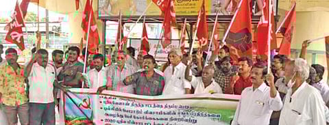 புதிய வேளாண் சட்டங்களுக்கு எதிராக திருநெல்வேலி வண்ணார்பேட்டையில் கம்யூனிஸ்ட் கட்சியினர் போராட்டத்தில் ஈடுபட்டனர். படம்: மு.லெட்சுமி அருண்
