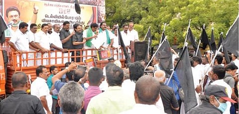 மத்திய அரசு கொண்டு வந்துள்ள புதிய வேளாண் சட்டங்களை எதிர்த்து திருநெல்வேலி மற்றும் தூத்துக்குடியில் திமுக சார்பில் நடைபெற்ற ஆர்ப்பாட்டம். படங்கள்: மு.லெட்சுமி அருண், என்.ராஜேஷ்