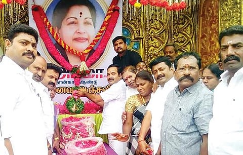 திருச்சி மாவட்டம் லால்குடியில் நேற்று நடைபெற்ற நிகழ்ச்சியில் மறைந்த முதல்வர் ஜெயலலிதாவின் படத்துக்கு மலர் தூவி அஞ்சலி செலுத்துகிறார் அதிமுக தெற்கு மாவட்டச் செயலாளரும், முன்னாள் எம்.பி.யுமான ப.குமார்.