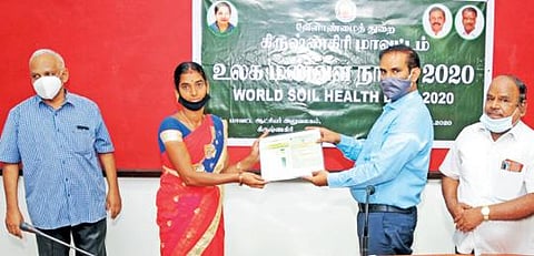 கிருஷ்ணகிரியில் நடந்த உலக மண்வள நாள் விழாவில், விவசாயிகளுக்கு மண் வள அட்டையை ஆட்சியர் ஜெயசந்திர பானு ரெட்டி வழங்கினார்.