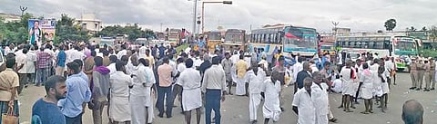 ஆத்தூர் அடுத்த தலைவாசலில் மறியலில் ஈடுபட்ட திமுக-வினர்.