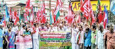 மதுரை தலைமை தபால் நிலையம் முன் ஆர்ப்பாட்டம் செய்த அனைத்து தொழிற்சங்கத்தினர். படம்:எஸ்.கிருஷ்ணமூர்த்தி