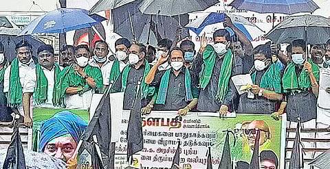 மத்திய வேளாண் சட்டத்திற்கு எதிராக கடலூரில் திமுக மாவட்டச் செயலாளர் எம்ஆர்கே.பன்னீர்செல்வம் தலைமையில் திமுகவினர் நடத்திய ஆர்ப்பாட்டத்தில் பங்கேற்றவர்கள்.