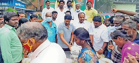 முன்னாள் முதல்வர் ஜெயலலிதாவின் 4-ம்ஆண்டு நினைவு நாளை முன்னிட்டு விழுப்புரத்தில் மாவட்ட எம்ஜிஆர் இளைஞர் அணி சார்பில் அன்னதானம் வழங்கப்பட்டது.