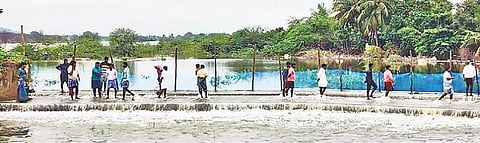 செஞ்சி அருகே பொன்பத்தி ஏரி நிரம்பி நீர் வெளியேறுகிறது.