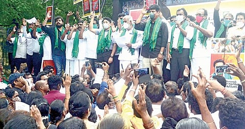 விவசாயிகளுக்கு எதிரான மத்திய அரசின் வேளாண் சட்டங்களை ரத்து செய்ய கோரி, மத்திய, மாநில அரசுகளை கண்டித்து சென்னை கிழக்கு மாவட்ட திமுக சார்பில் ராஜாஜி சாலையில் உள்ள மாவட்ட ஆட்சியர் அலுவலகம் அருகில் மத்திய சென்னை நாடாளுமன்ற உறுப்பினர் தயாநிதி மாறன் தலைமையில் கருப்புக்கொடி ஆர்ப்பாட்டம் நேற்று நடைபெற்றது. கலாநிதி வீராசாமி எம்பி., சேகர்பாபு எம்எல்ஏ., சுப.வீரபாண்டியன் மற்றும் கட்சி நிர்வாகிகள் உடனிருந்தனர். படம்: க.பரத்