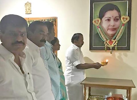 தமிழக பள்ளிக்கல்வித் துறை அமைச்சர் கே.ஏ.செங்கோட்டையன் கோபியில் முகாம் அலுவலகத்தில் முன்னாள் முதல்வர் ஜெயலலிதாவின் உருவப்படத்திற்கு அகல்விளக்கு ஏந்தி அஞ்சலி செலுத்தினார்.