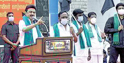 சேலத்தில் நேற்று நடைபெற்ற ஆர்ப்பாட்டத்தில் திமுக தலைவர் ஸ்டாலின் பேசினார்.