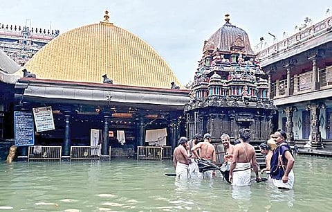 சிதம்பரம் நடராஜர் கோயிலில் பண்டைய காலத்தில் அமைக்கப்பட்ட கால்வாயை பராமரிக்காததால் கோயிலை சூழ்ந்த வெள்ளம்