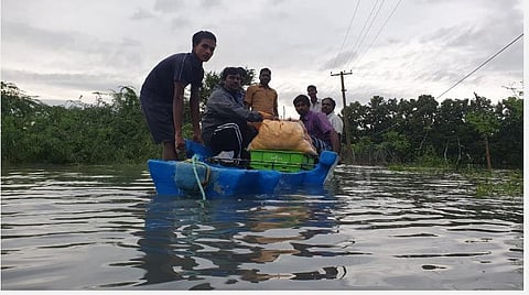 குமராட்சி ஊராட்சிக்கு உட்பட்ட கீழவன்னீயூர் கிராமமக்களுக்கு ஊராட்சி நிர்வாகம் சார்பில் படகில் உணவு எடுத்து செல்லப்பட்டது.