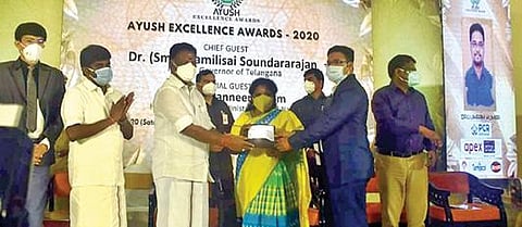 தெலங்கானா ஆளுநர் தமிழிசை சவுந்திரராஜனிடம் இருந்து ஆயூஷ் மேம்மை விருதினை பெறும் சித்த மருத்துவர் வி.விக்ரம்குமார். அருகில், துணை முதல்வர் ஓ.பன்னீர் செல்வம், மக்கள் நல்வாழ்வுத்துறை அமைச்சர் விஜயபாஸ்கர் உள்ளிட்டோர்.